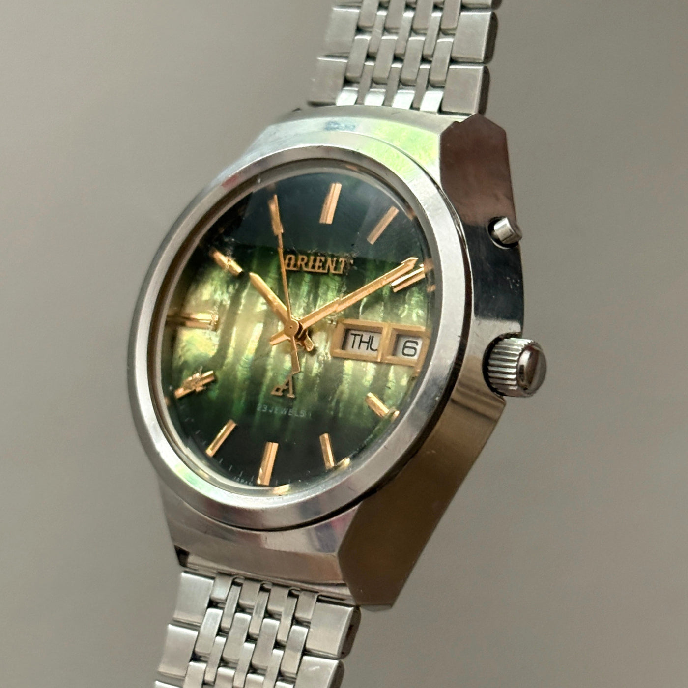 Rare 1970s Orient Y429-26260 23J Automatic Green MOP Dial Vintage Men's Watch archive image 2