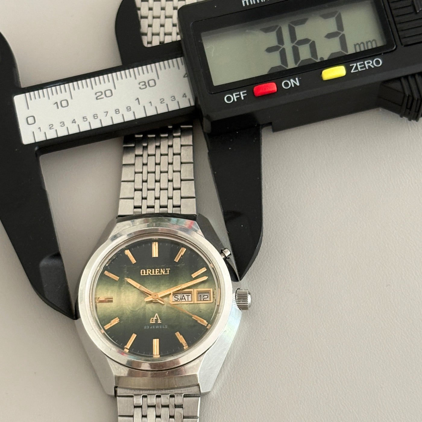 Rare 1970s Orient Y429-26260 23J Automatic Green MOP Dial Vintage Men's Watch archive image 11